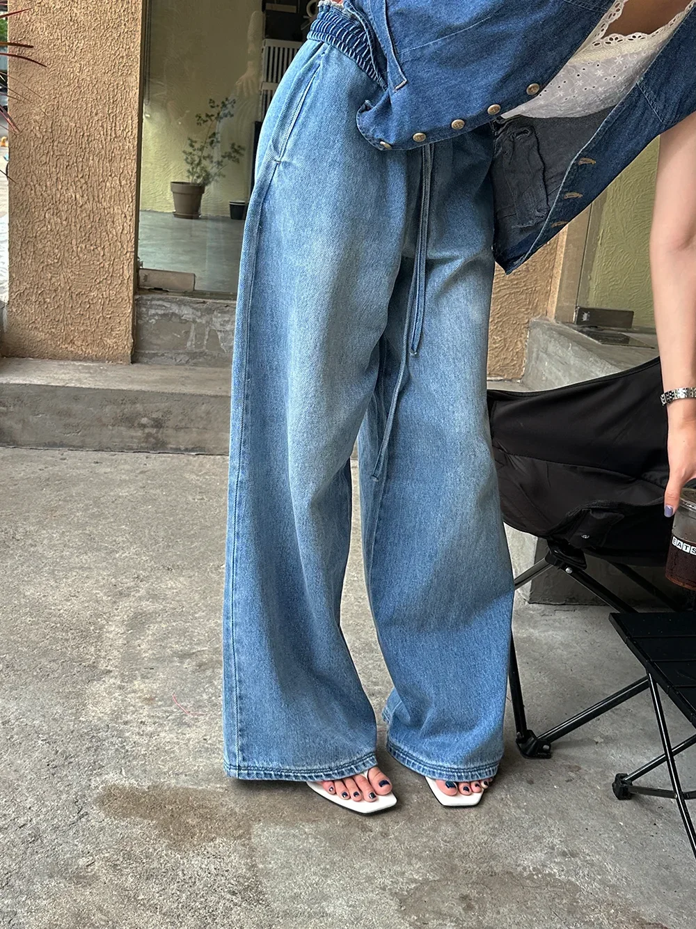 Рисунок 3 - Женские джинсы с широкими штанинами