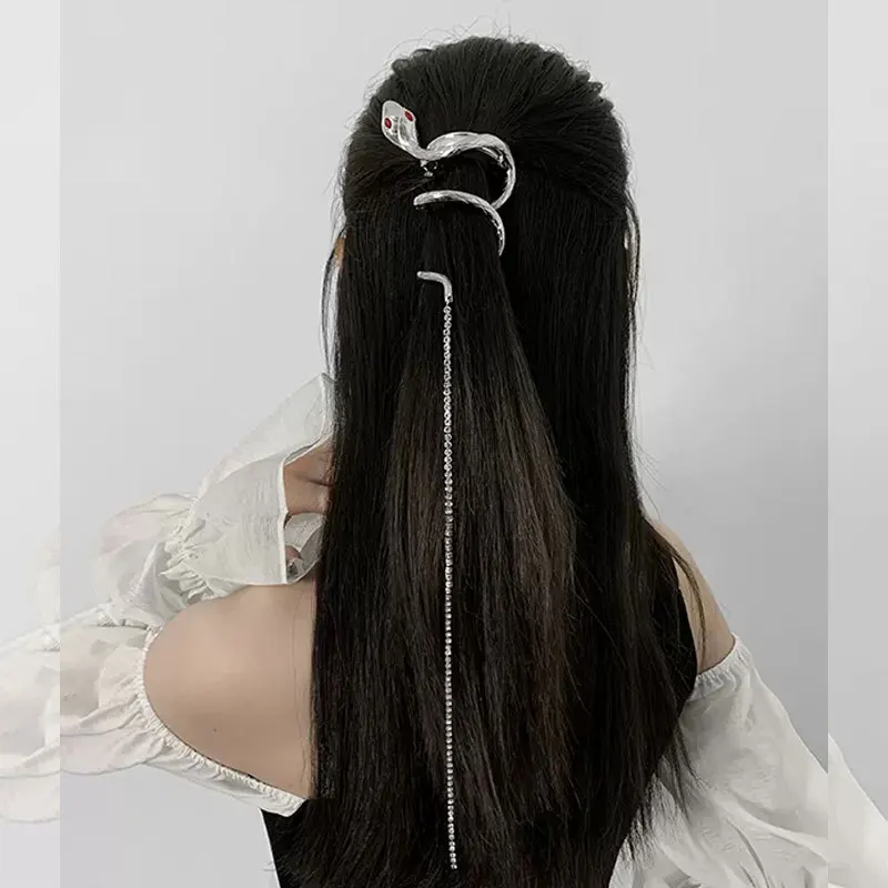 Рисунок 5 - Шпилька для волос с кисточкой и цепочкой