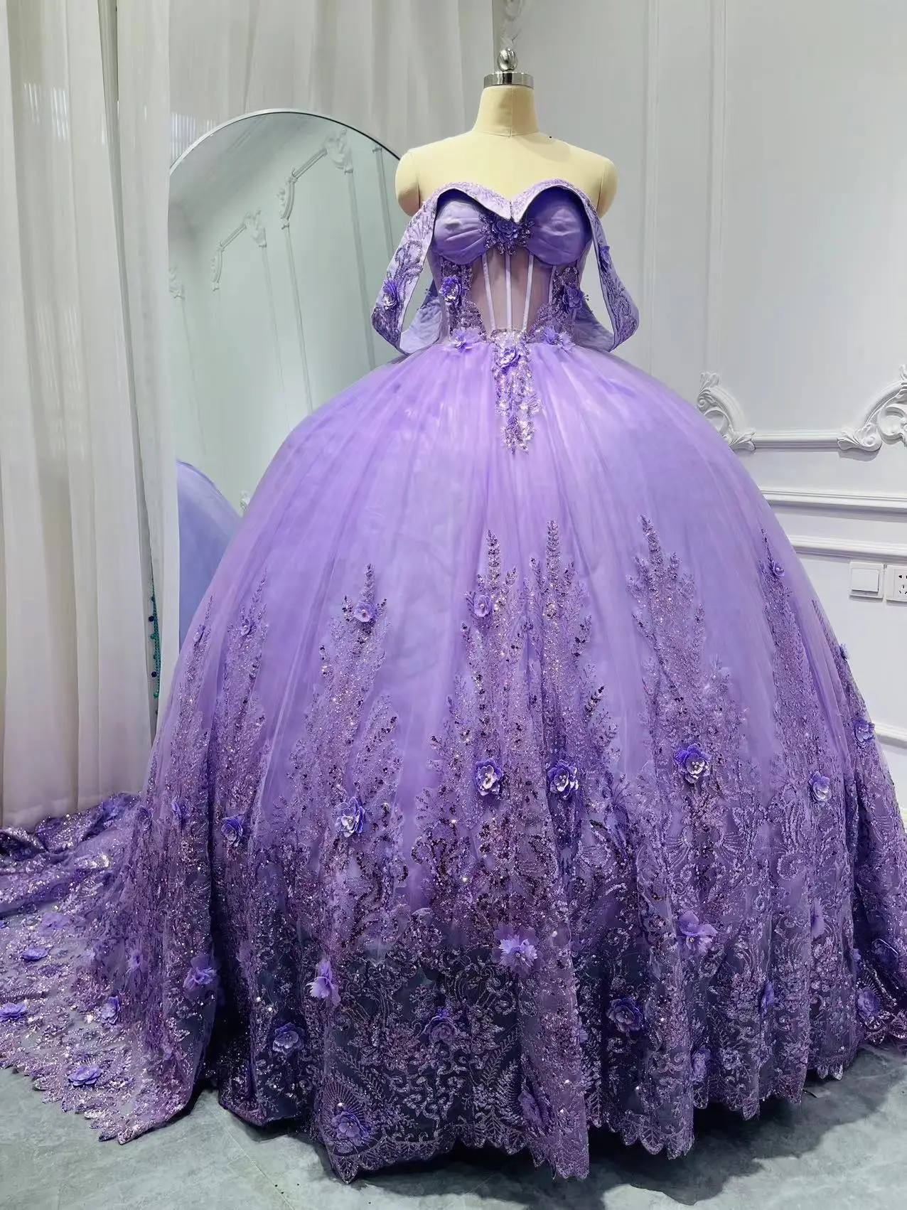 Платье с открытыми плечами и шлейфом для женщин