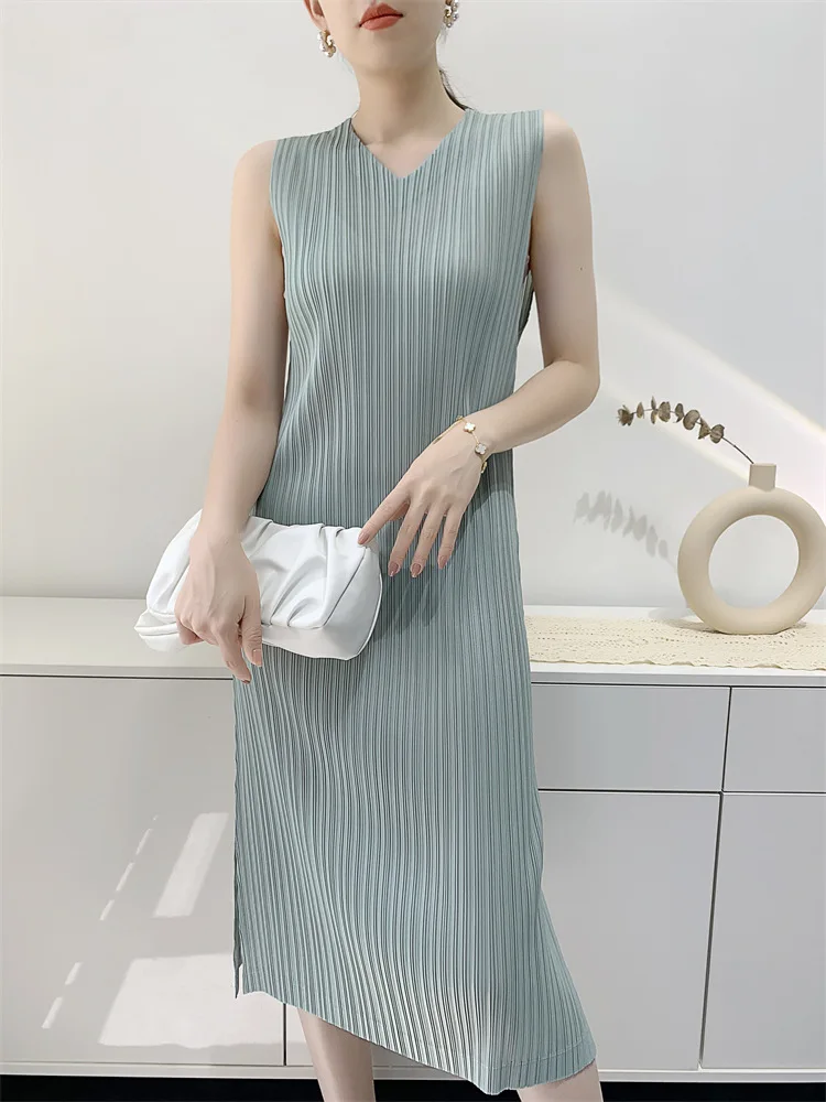 

Miyake pleated dress V-neck sleeveless 2022 summer new A-type pleated skirt mid-length female temperament casual