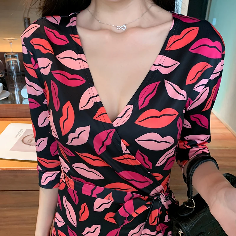 Женское платье с запахом летнее облегающее для отпуска V-образным вырезом