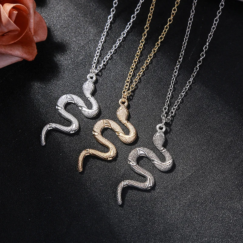 Женское винтажное ожерелье Змея золотистого цвета |