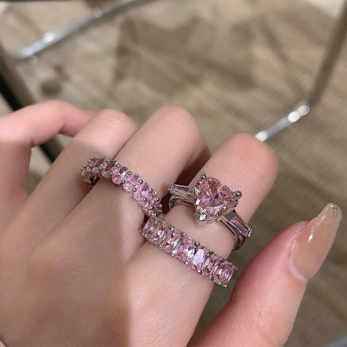 Женское кольцо с крупным перламутровым камнем розовое и Золотое фианитом |