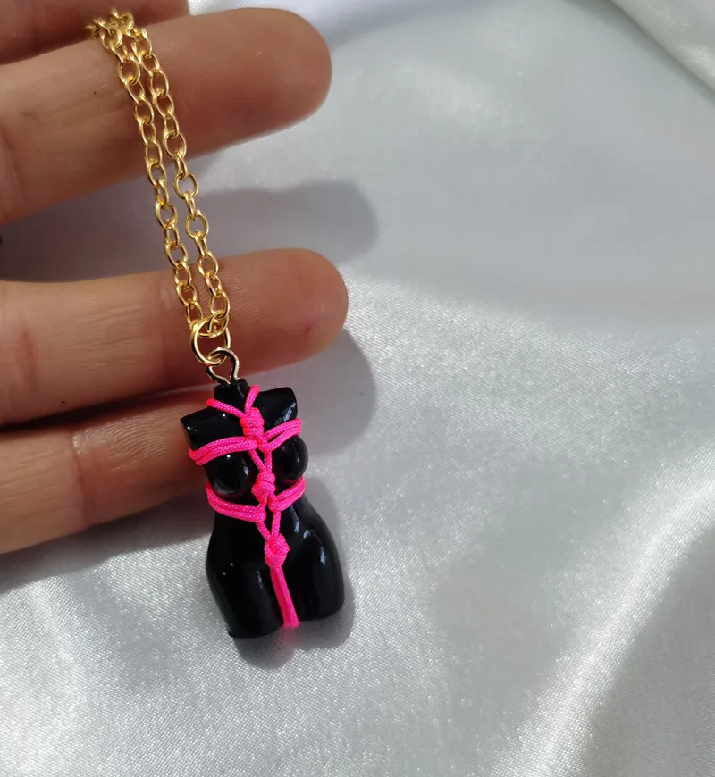 Ожерелье ручной работы с маленькой богиней шибари из эпоксидной смолы |