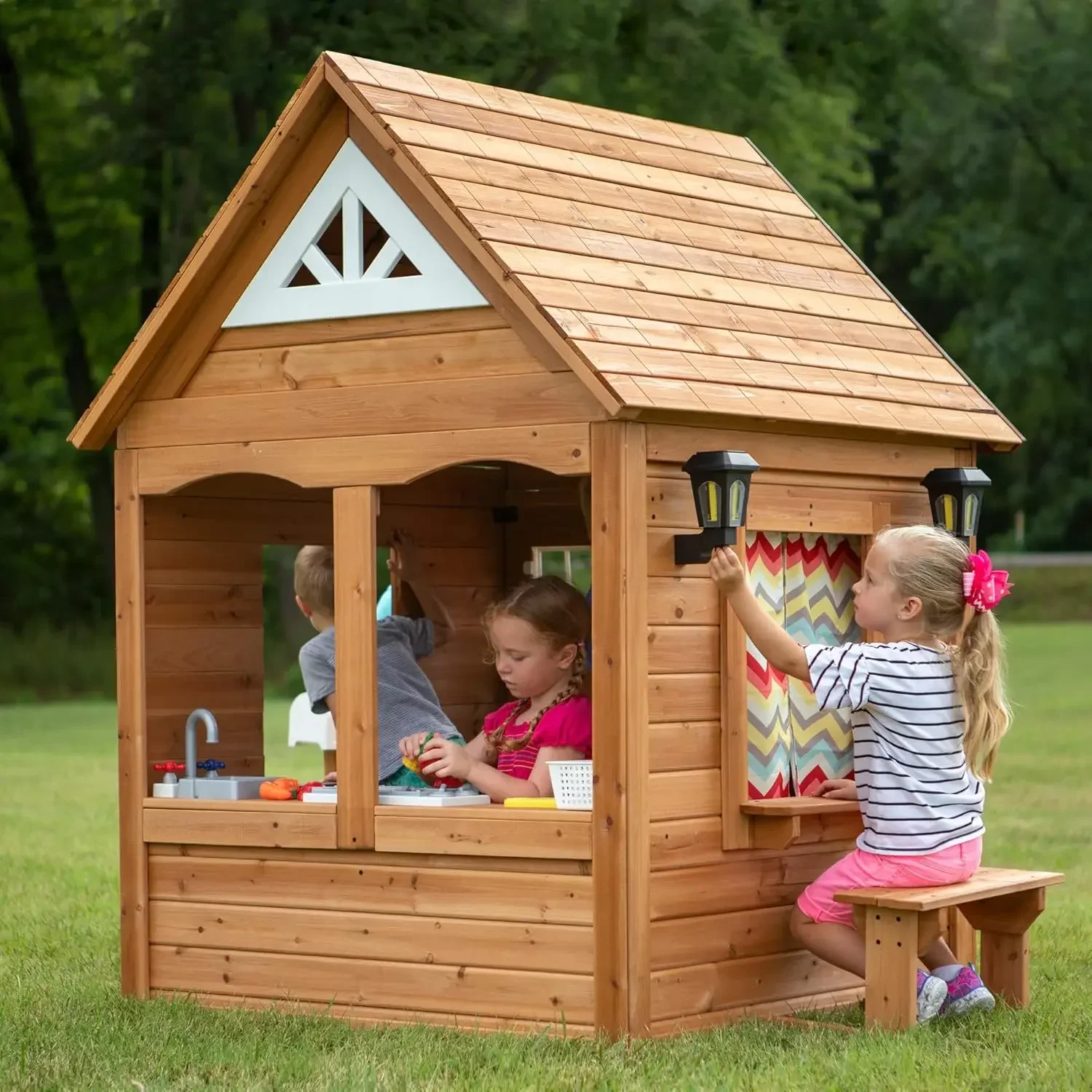 Деревянный игровой домик Discovery Aspen All Cedar в стиле кантри входная дверь