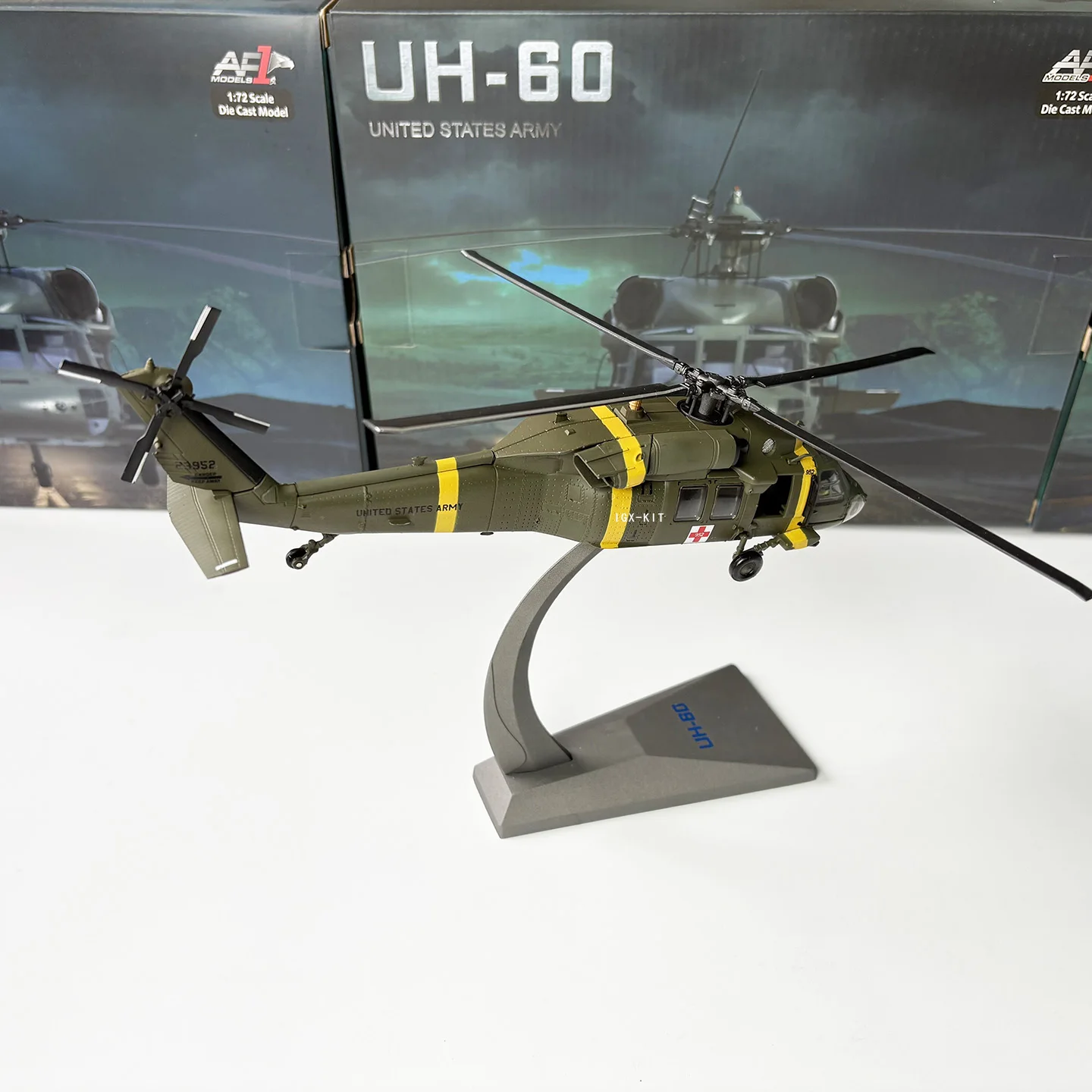 Фото Масштабная модель вертолета UH-60 Black Hawk США 1/72, готовая коллекционная модель военного самолета, игрушка-украшение №2