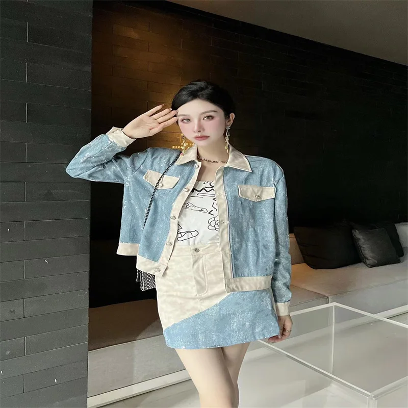 

Женские костюмы с коротким топом с длинным рукавом и юбкой трапециевидной формы с высокой талией, светло-голубые с белым пэчворком и пугови...