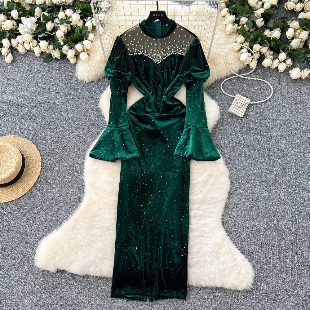 Элегантное расклешенное платье с воротником-стойкой и вышитыми бусинами тонкое