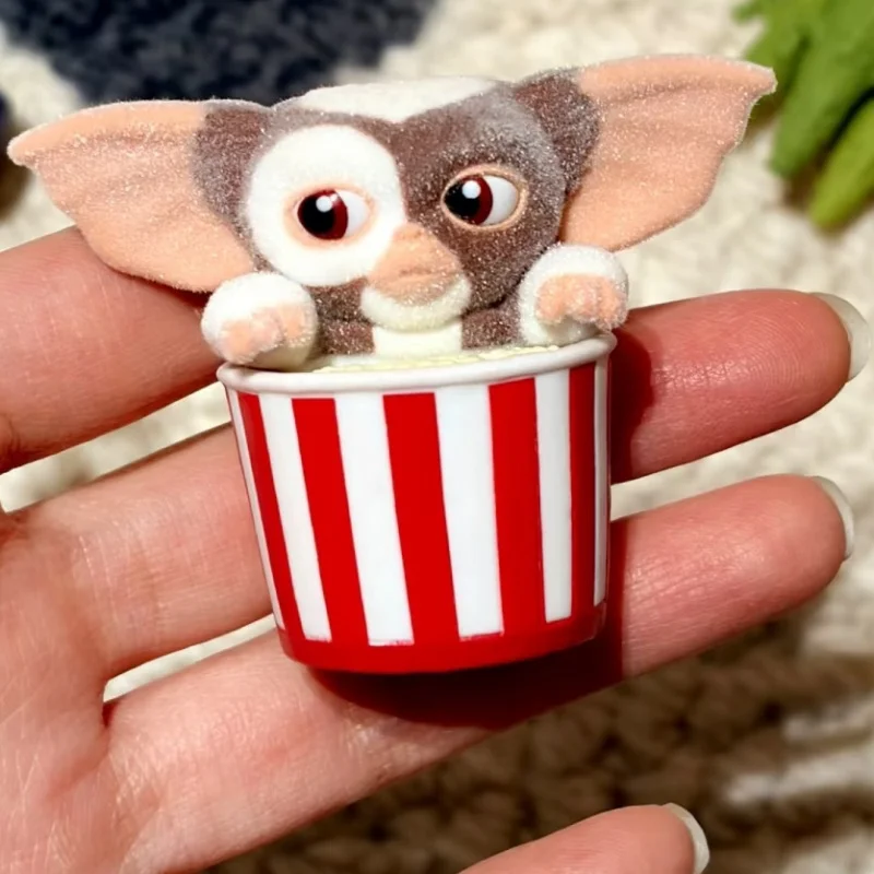 Фото Коллекционная мини-фигурка Bandai Gremlins Gizmo Flocked в капсуле Gashapon: персонаж фильма ужасов, настольное украшение, игрушка №5