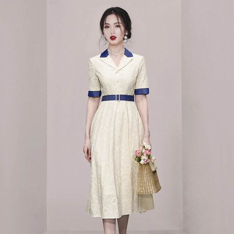 

Женское платье с отложным воротником, контрастным поясом и коротким рукавом