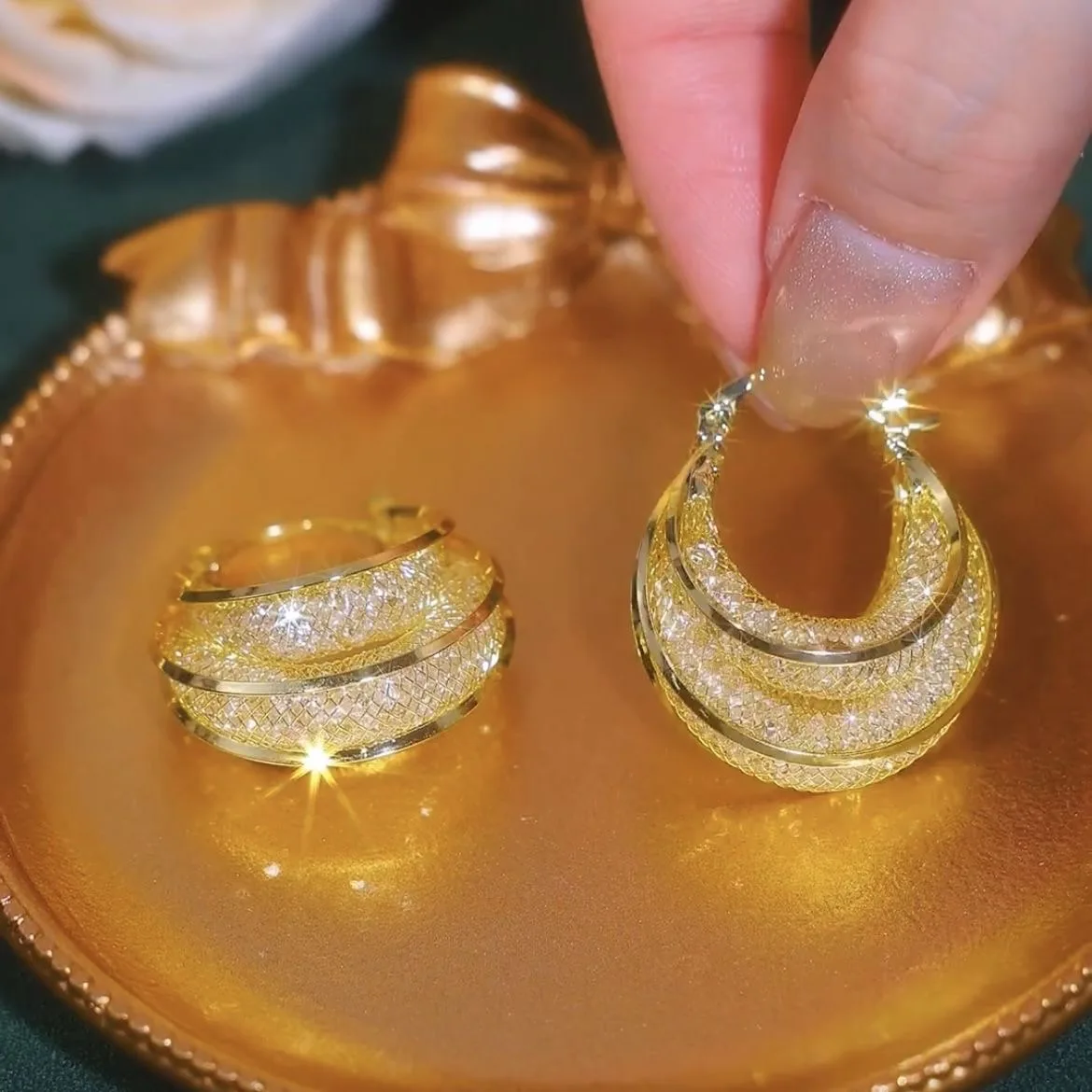 Серьги-кольца женские с инкрустацией из кристаллов циркония большие круглые