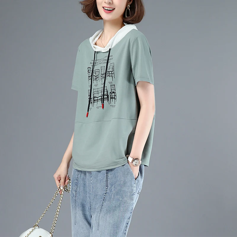 

A Hooded Casual Short Sleeve T-shirt In Summer