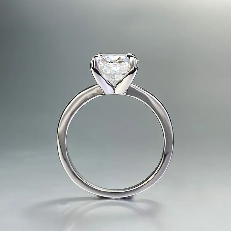 Женское серебряное кольцо 8x10 мм овальной формы с фианитом