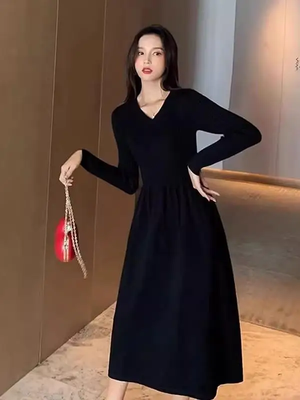 Изящное трикотажное платье с v-образным вырезом во французском стиле. Женский