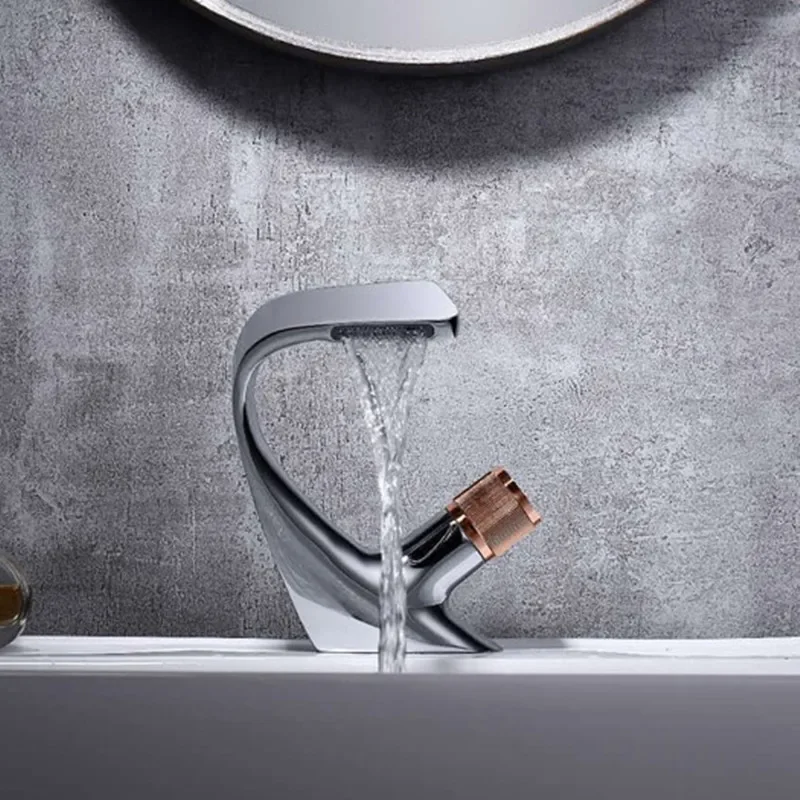 Смесители для раковины Черный хром Смеситель с водопадом ванной комнаты Горячая