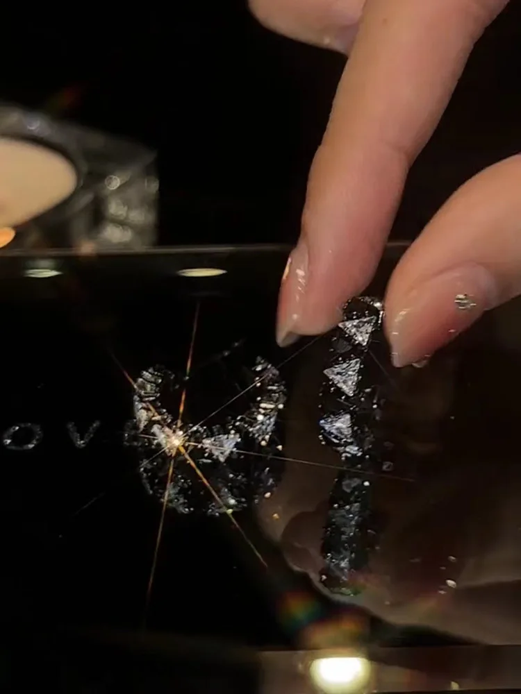 

Элегантные черные C-образные блестящие женские корейские модные ювелирные серьги женские праздничные аксессуары Y2k тренды 2023