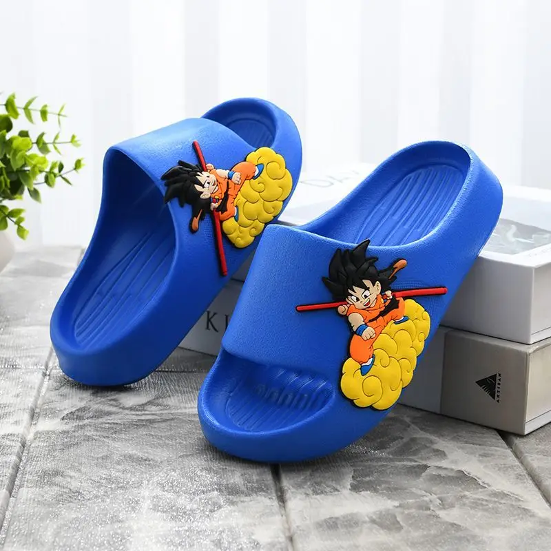 Фото Тапочки Dragon Ball, милые и модные, с мультяшным дизайном, креативные, для дома, с мягкой подошвой, нескользящие, сандалии для мальчиков, подарок на день рождения для друзей. №2