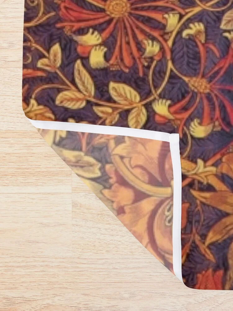 Занавеска для душа в викторианском стиле с узором жимолости