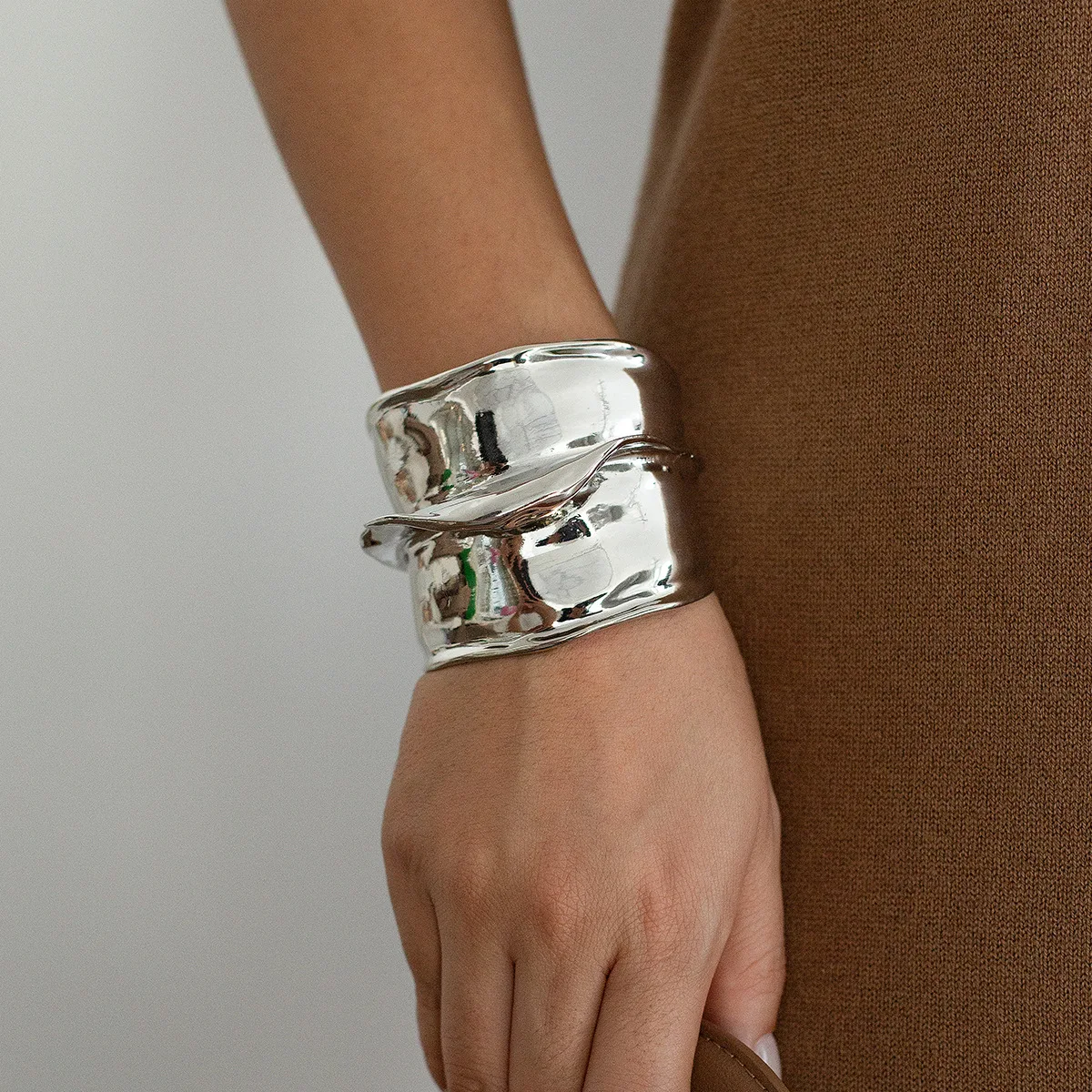 Многослойный металлический браслет в форме асимметричной юбки