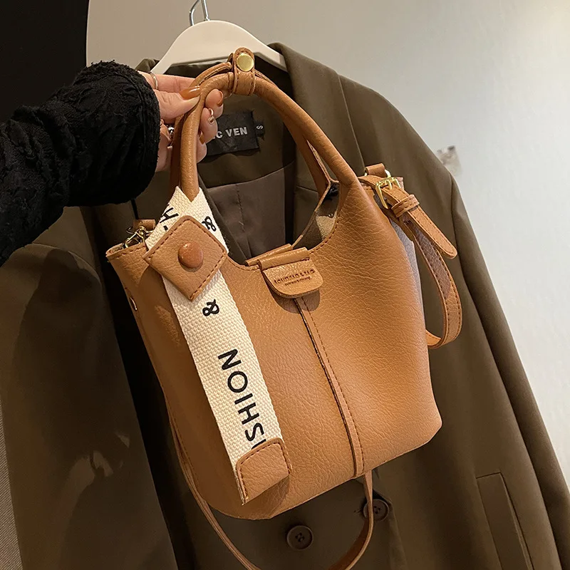 

2023 Brand Design New Fashion Women's Commuter Personalized Portable Bucket Bag Versatile Retro Shoulder Crossbody Bags for Wome