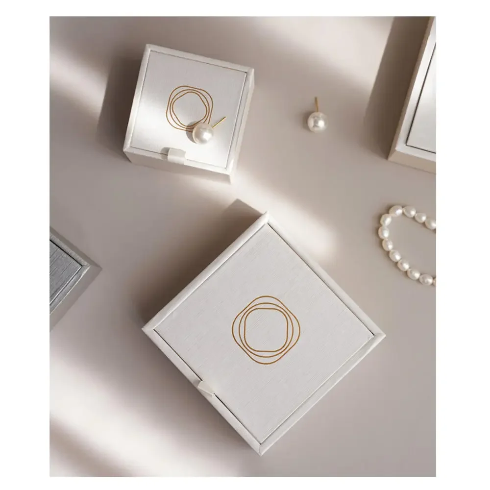 

Матовая шкатулка для украшений из картона