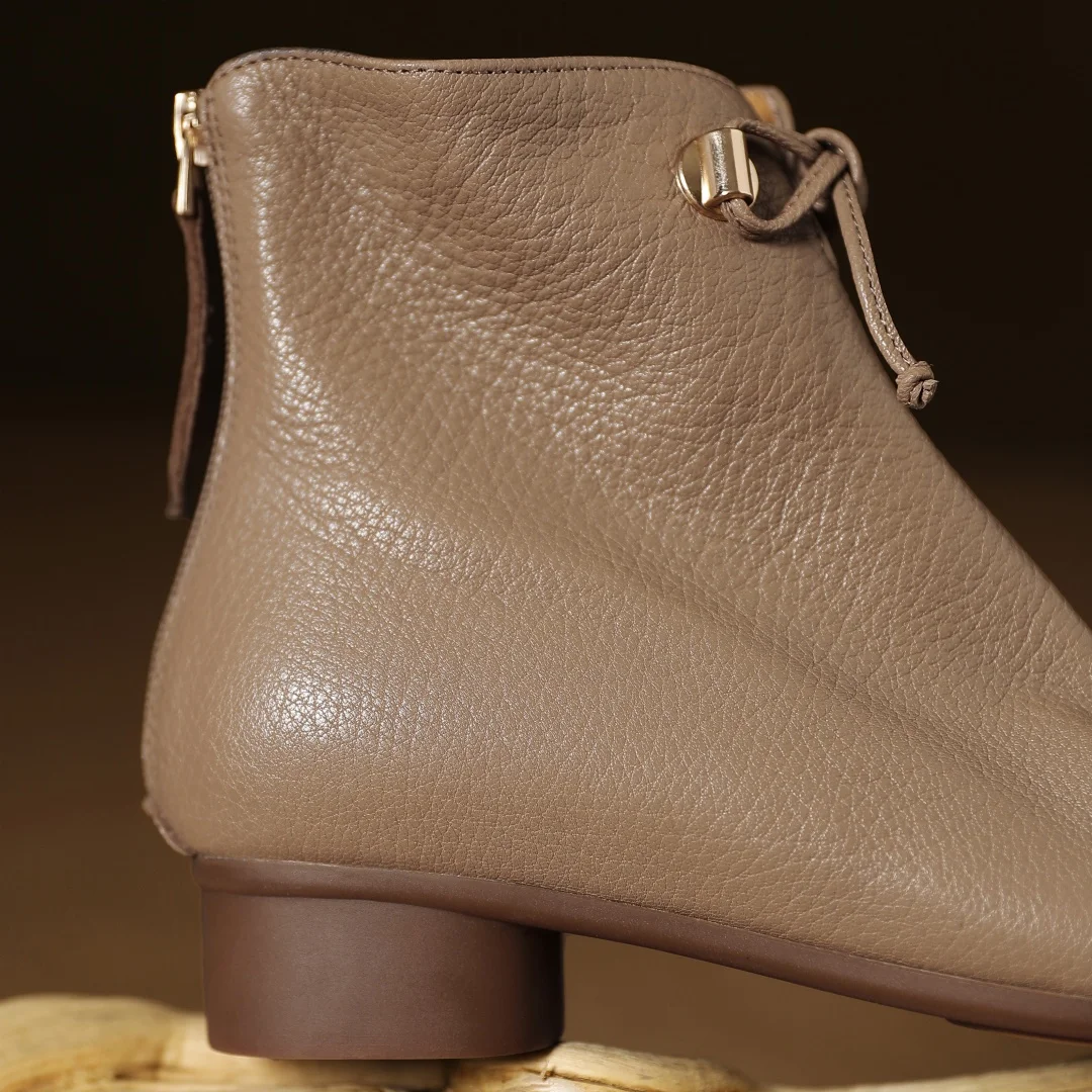 Женские осенние ботильоны на плоской подошве из овчины с острым носком и молнией