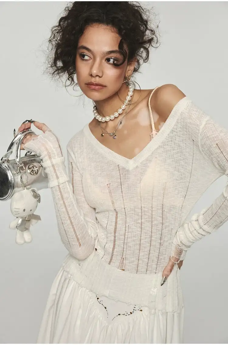 Женский свитер с треугольным вырезом