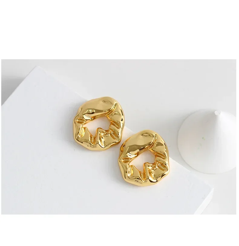 Серьги-гвоздики в нише из металла европейском и американском стиле