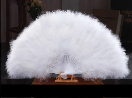 

Винтажный белый перьевой веер