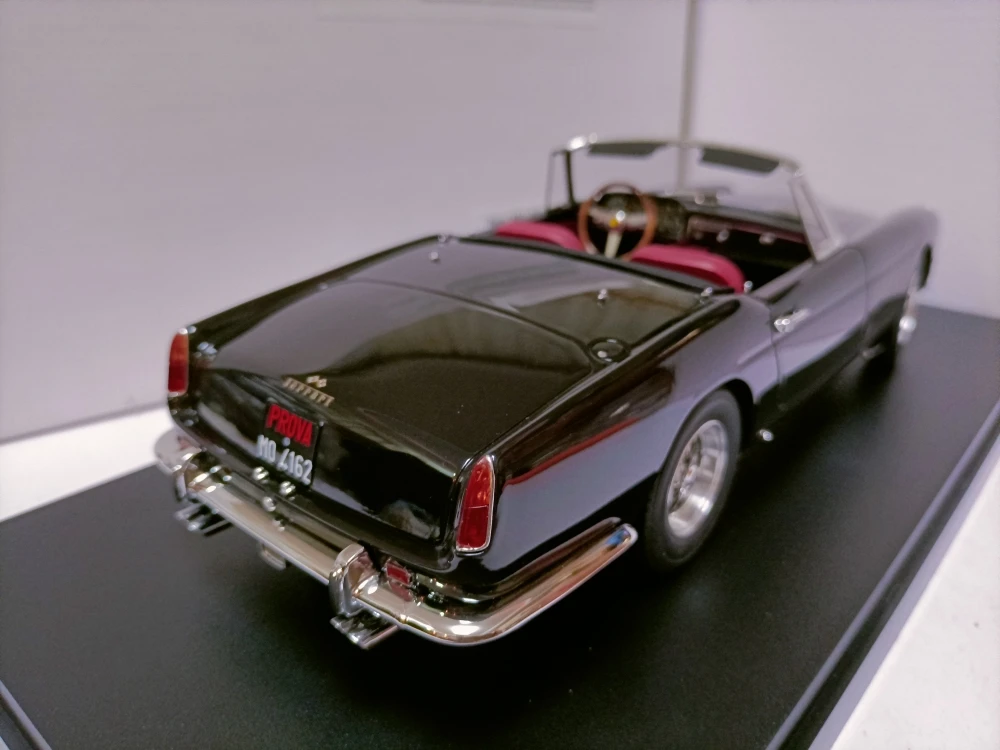 Модель автомобиля из полимерного металла в масштабе 1:18 250 GT SII 1960