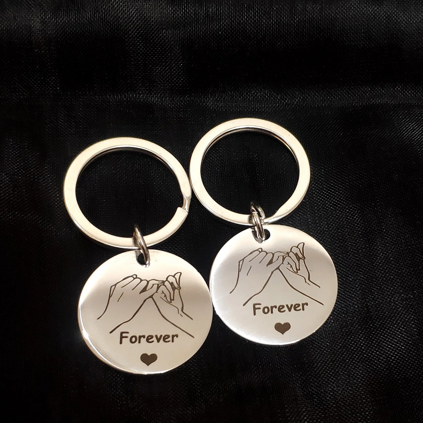 

Hand in Hand Forever Couple Gift Round Card Carabiner for Keys Metal Pendant Keyring Stainless Steel Best Friend Ornaments