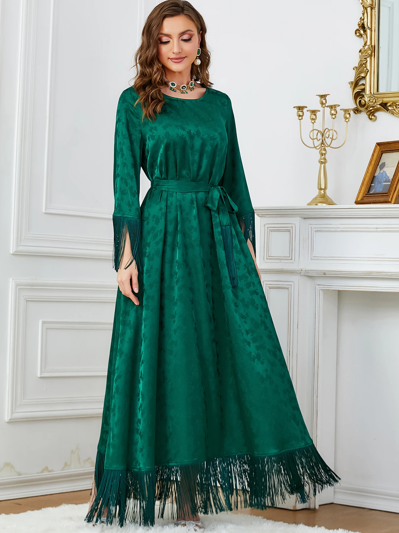 

Платье-макси ТРАПЕЦИЕВИДНОЕ с кисточками на рукавах, в стиле Саудовской Аравии