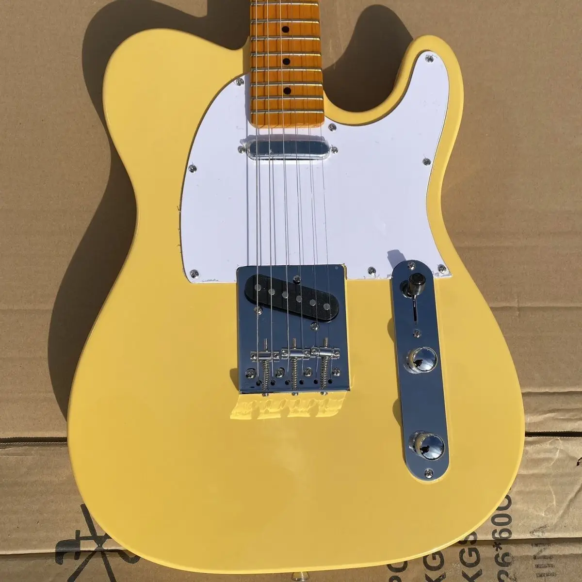

Factory Customization New Electric Guitar, Cream Color, Good Handle and Sound