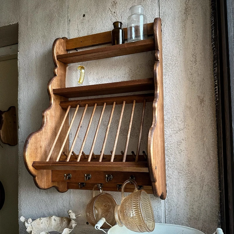 

Деревянный настенный шкаф