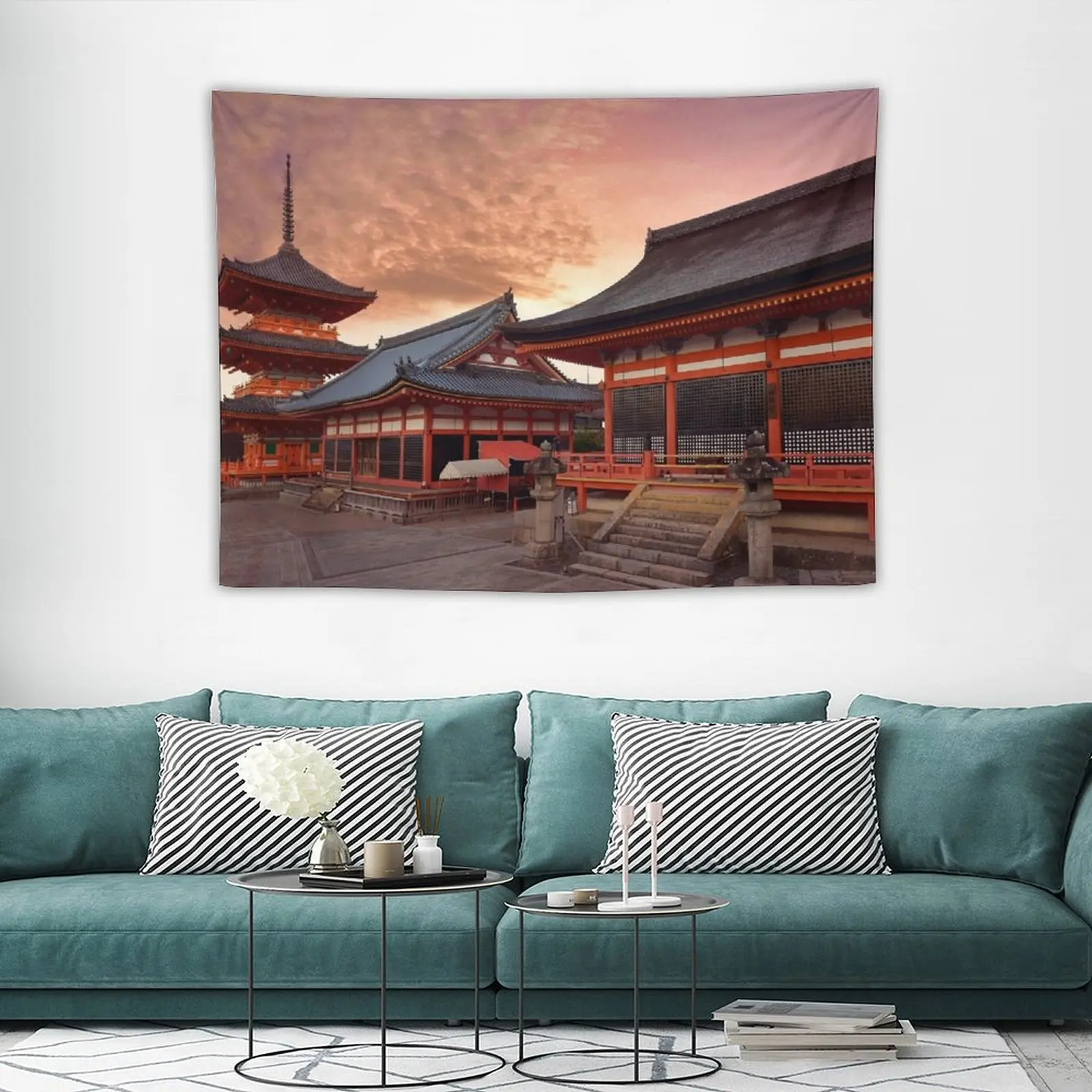 Пагода Sanjunoto Kaisan-do и Зал Kyo-do в Kiyomizu-dera Буддийский храм Киото драматическом красном
