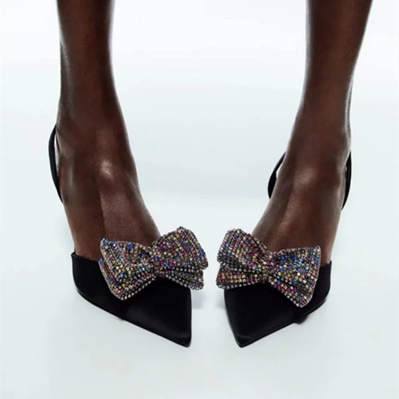 

Женские босоножки на шпильке с ремешком на пятке и бантом