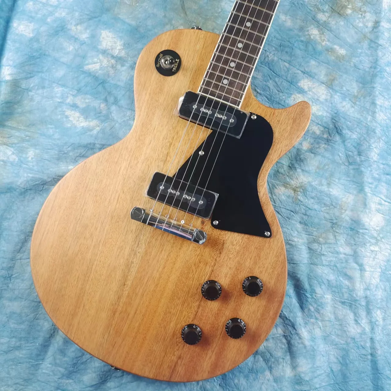 Стандартная электрогитара телевизор цвет натурального дерева матовый черный