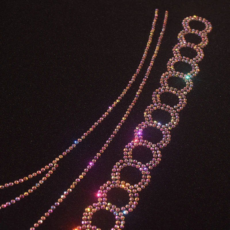 Женская футболка с коротким рукавом и стразами