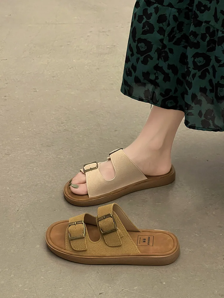

Женские туфли, тапочки можно носить снаружи летом 2023 года. Новые модные простые удобные пляжные сандалии в стиле ретро на низком каблуке с пряжкой