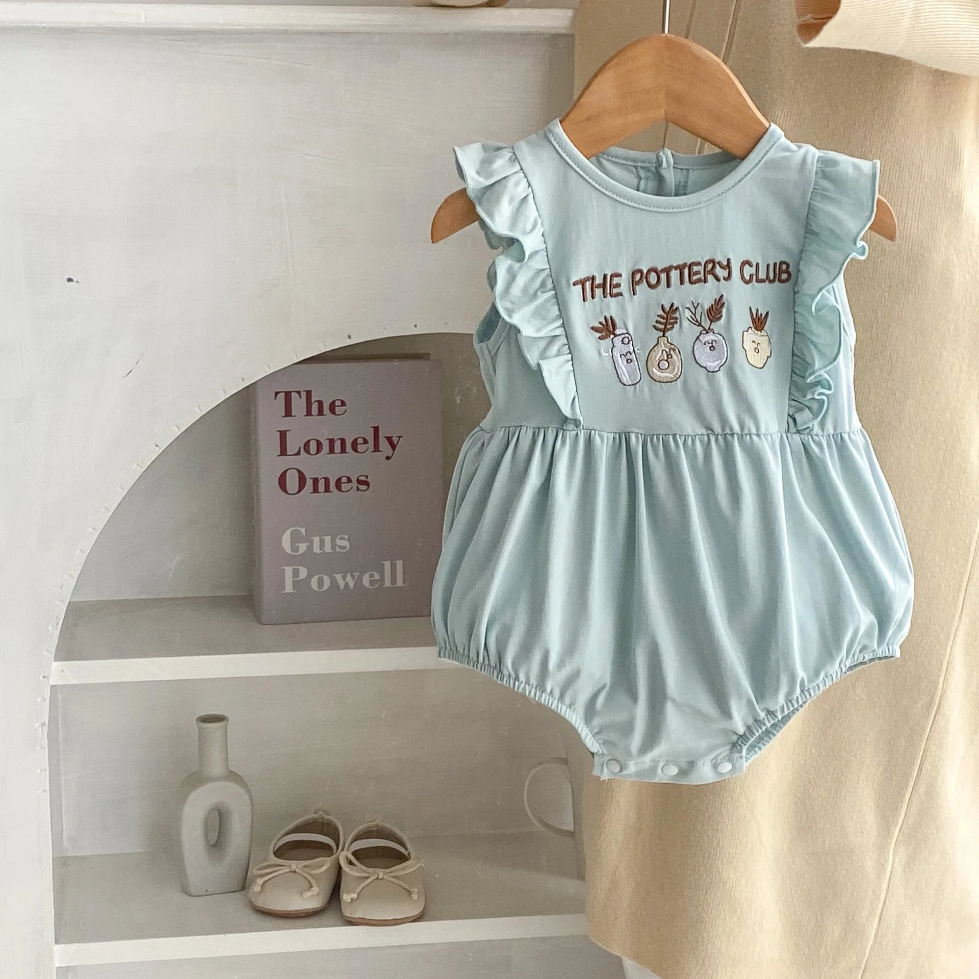 

Ins 2023 Summer Toddler Infant Girl Jumpsuit Embroidery Ruffle Flying Sleeve Solid Cotton Triangle Romper Baby Girls Bodysuit