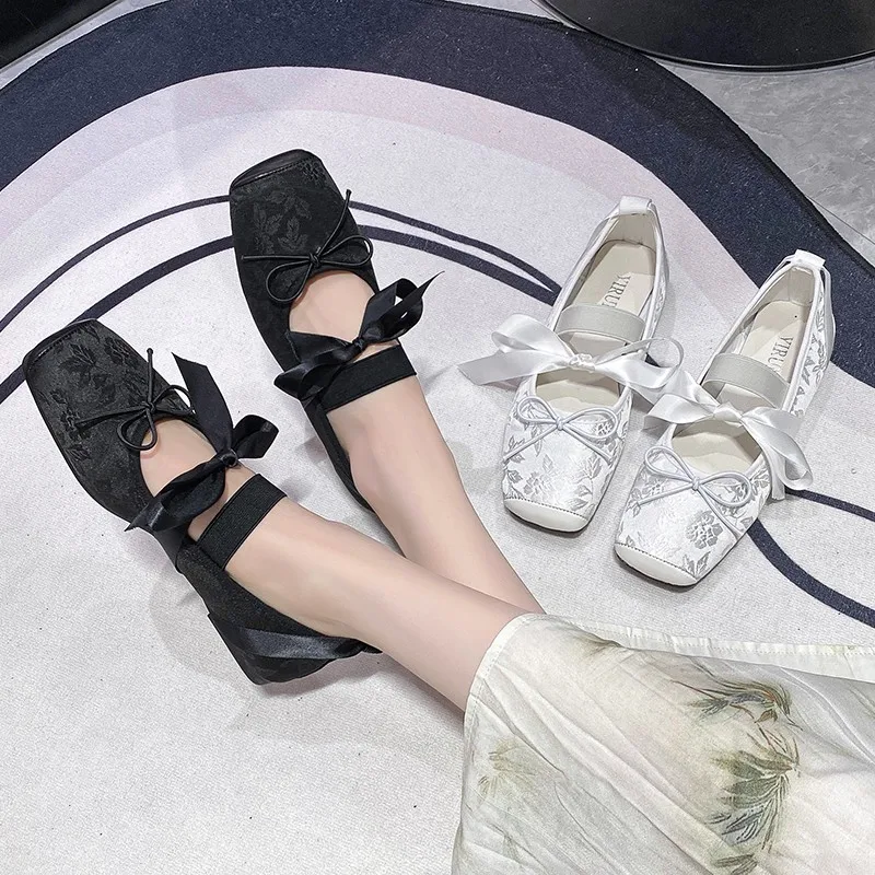 Балетки женские на плоской подошве розовые туфли с цветами шнуровке весна 2024