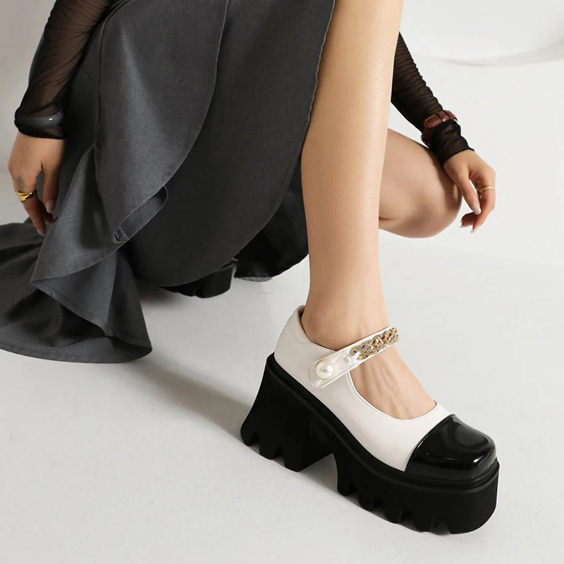 Туфли-лодочки из лакированной кожи с квадратным носком и металлической цепочкой