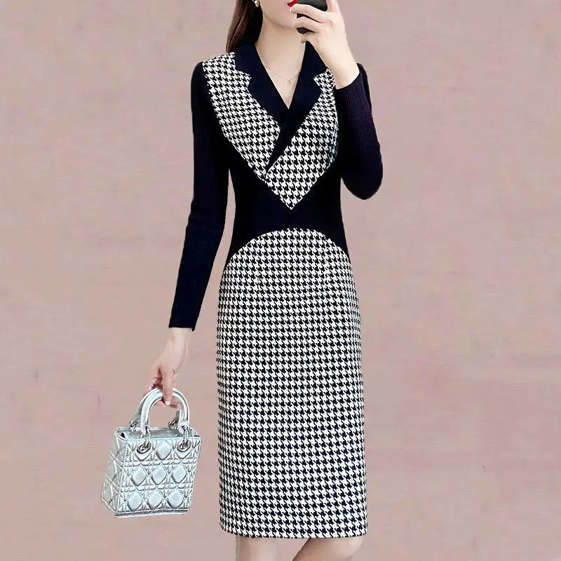 

Женское трикотажное платье-свитер средней длины, с V-образным вырезом