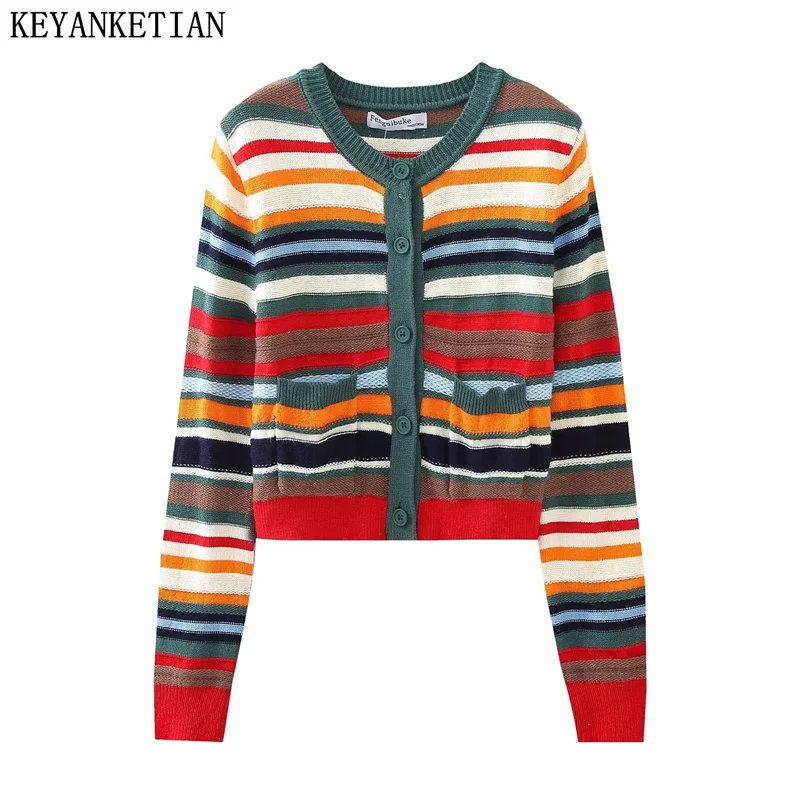 

Осенняя новинка, женская трикотажная одежда KEYANKETIAN в радужную полоску, укороченный однобортный свитер в стиле ретро с круглым вырезом и двумя карманами