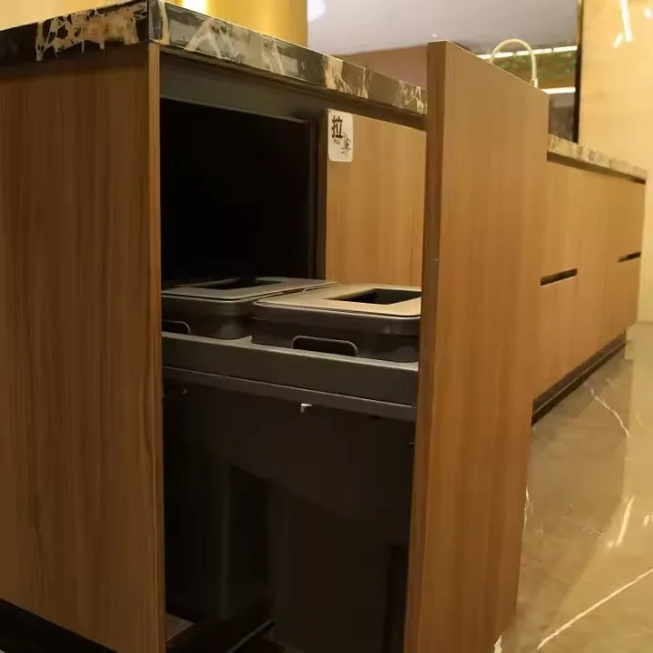 Фото Дверца шкафа для кухни с акриловой задней панелью и черной мраморной столешницей №4
