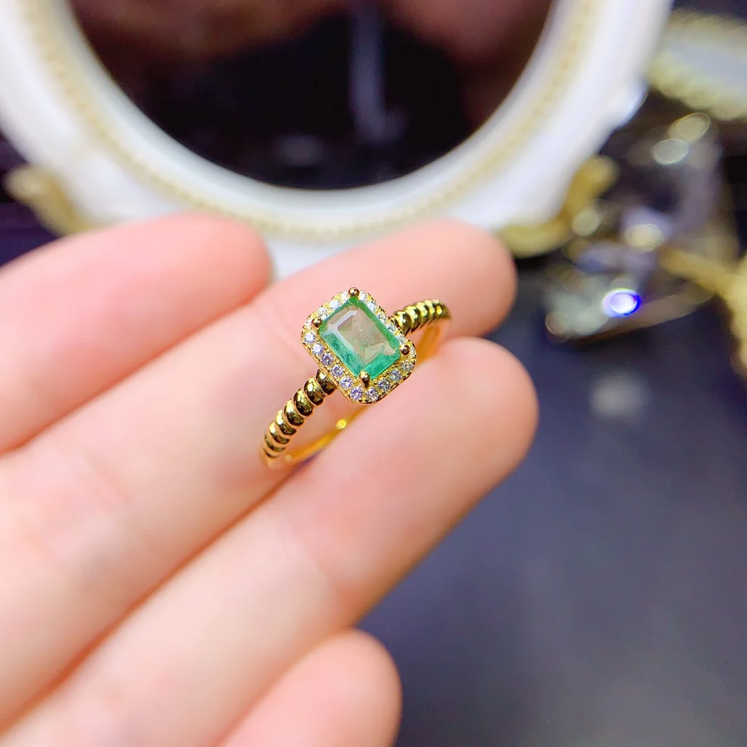 Женское кольцо из серебра 925 пробы с изумрудом