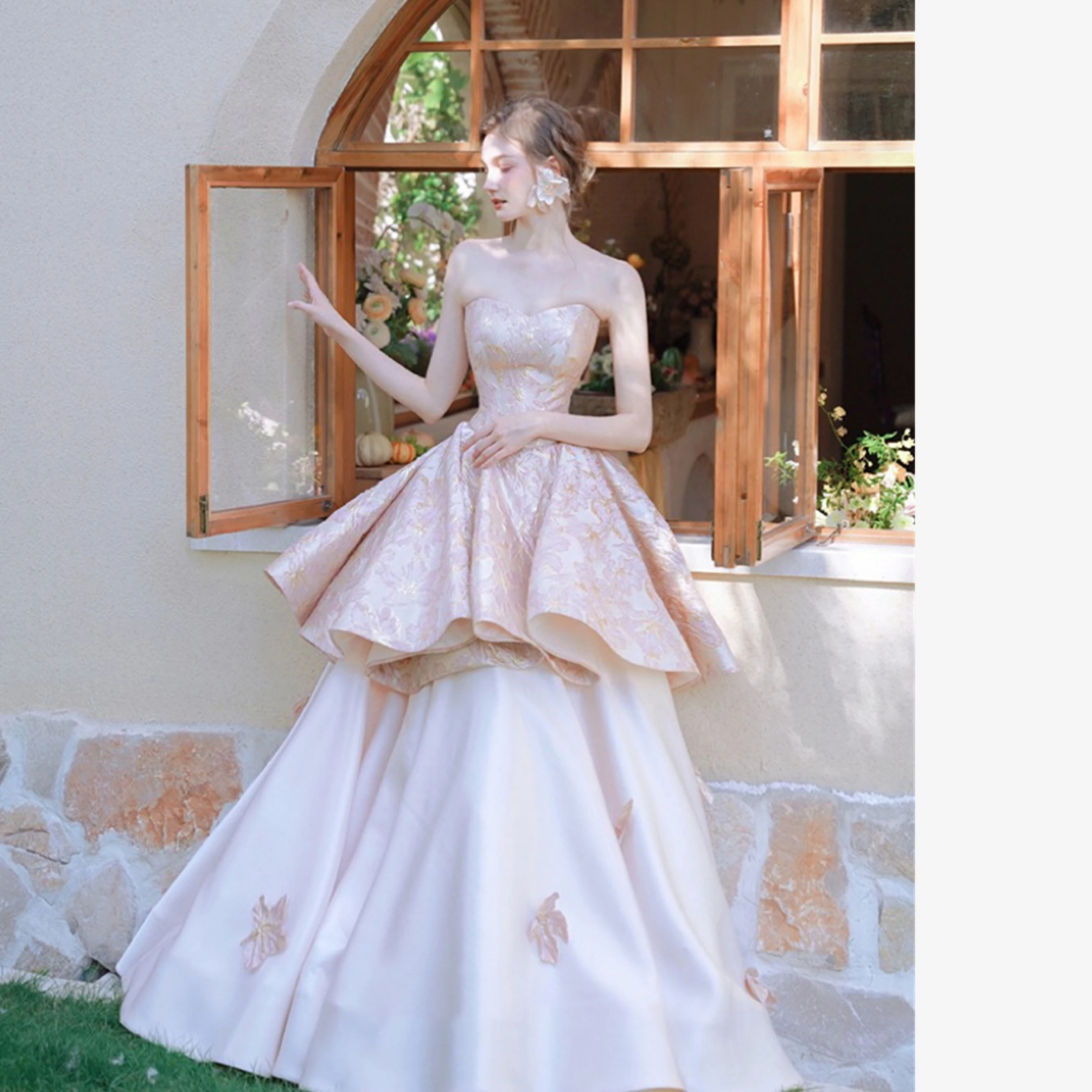 

Princess Light Pink Prom Dresses Strapless Puffy Jacquard Tiered Satin Cake Luxurious Exquisite Evening Party Gowns Quinceanera