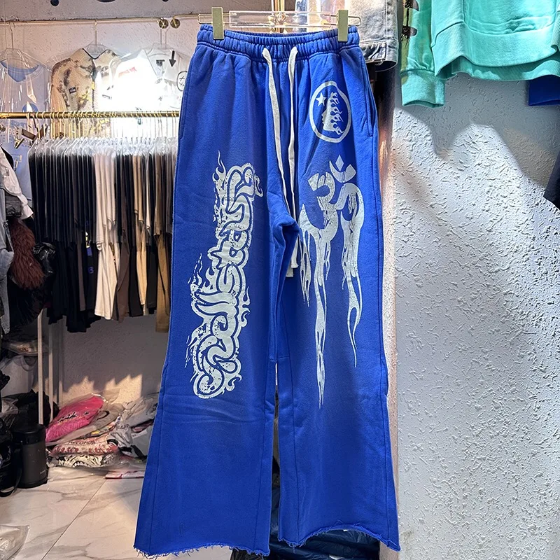 

Синие спортивные штаны с принтом