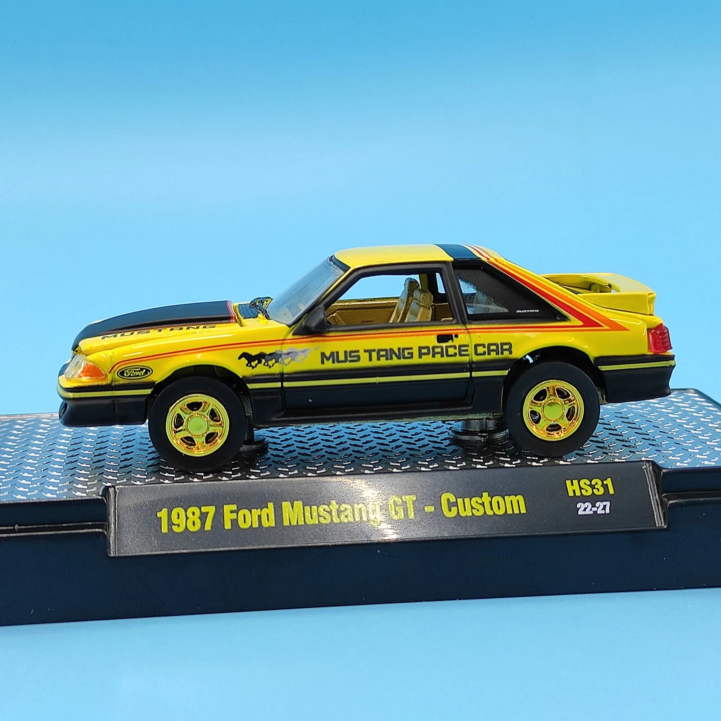 Фото Масштабная модель автомобиля Ford Mustang GT 1987 года, литая под давлением, 1:64 — кастомизированная, из сплава №5