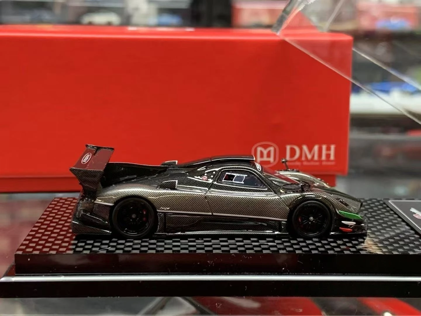 Фото 1:64,DMH Pagani zonda r Grey Carbon Limited Edition, новая на складе, смоляная статическая миниатюрная модель моделирования автомобиля. №4